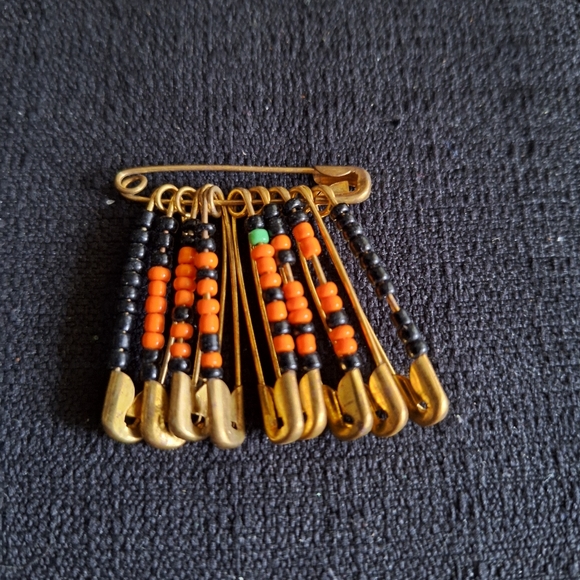 Unusual novelty brooches - Picture 3 of 4